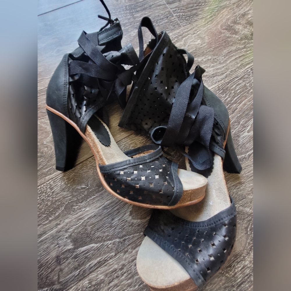 Dkode black leather high heeled shoes in size 38.